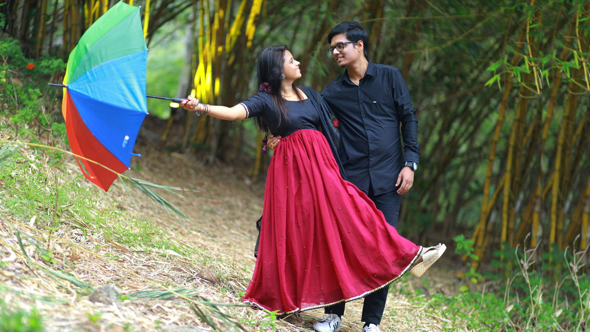 pre wedding photoshoot poses couple with umberlla